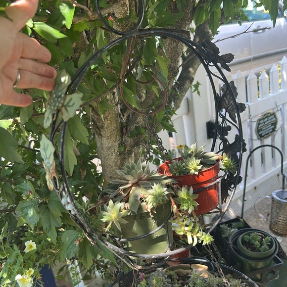 Vintage Hanging METAL PLANT HOLDER w Ivy Leaves - Picture 2 of 8